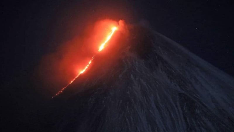 Страшно, но красиво: Вулкан в ​​Камчатка отново започна да изригва СНИМКИ