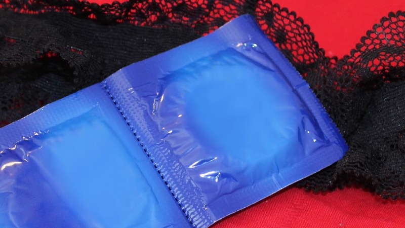 Осъдиха за изнасилване мъж пробивал презервативите с цел да... 