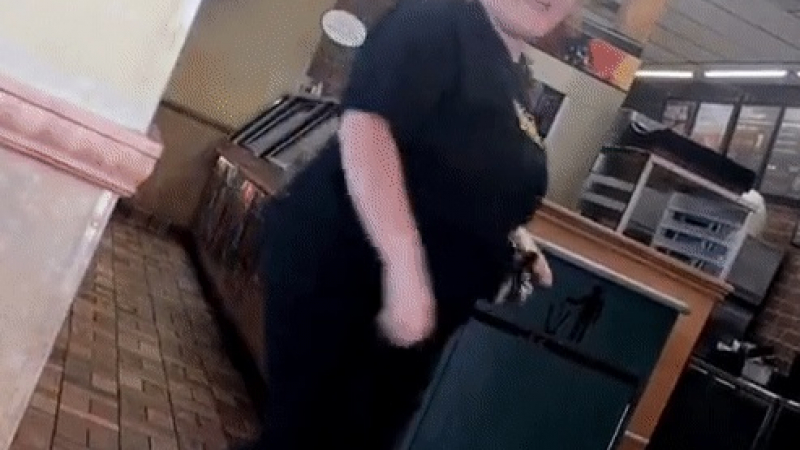 Келнерка онемя от страх, когато забеляза кой я следи от кофата за боклук в ресторанта ВИДЕО
