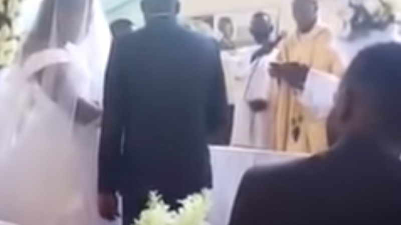 Разгневена съпруга нахлу на сватбата на мъжа си с любовницата му ВИДЕО