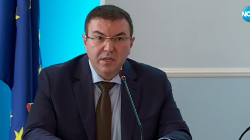 Здравният министър с извънредно изявление заради бума на К-19 ВИДЕО