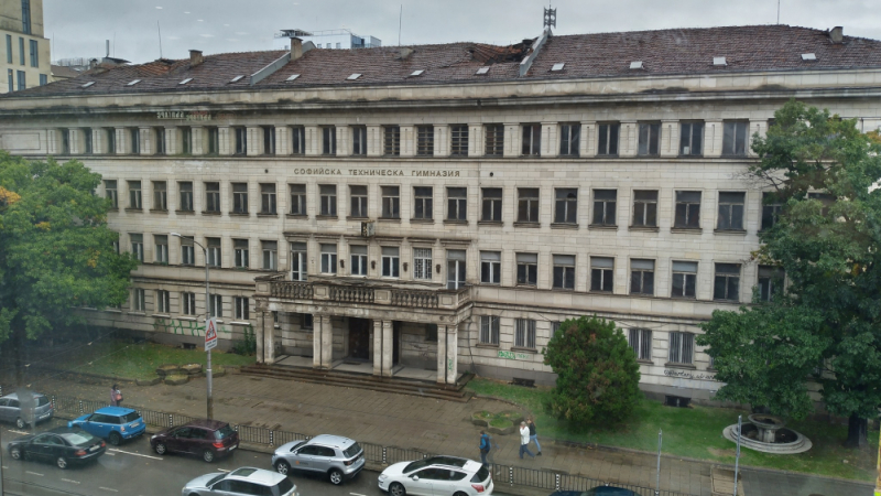 Ужас: Покривът на Софийска техническа гимназия се срути СНИМКИ