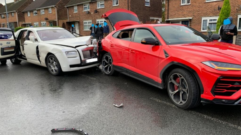 Скъпа катастрофа: Rolls-Royce се вряза в Lamborghini, шофьорът избяга ВИДЕО