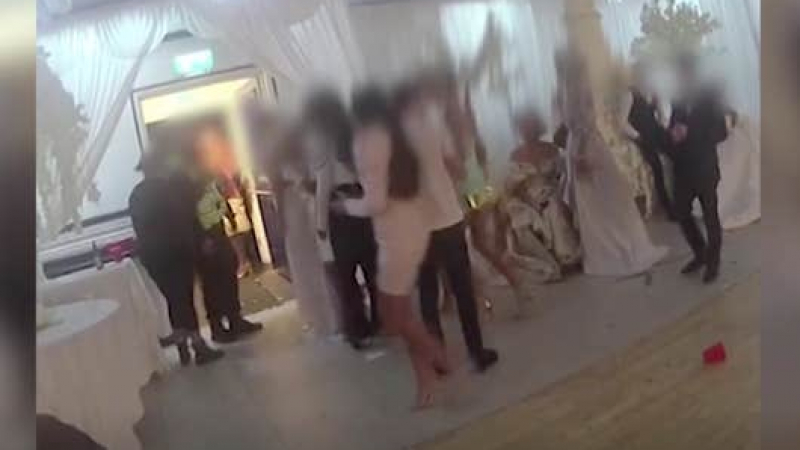 Бесен екшън: Полицаи нахлуват на сватба, обграждат празнуващите ВИДЕО