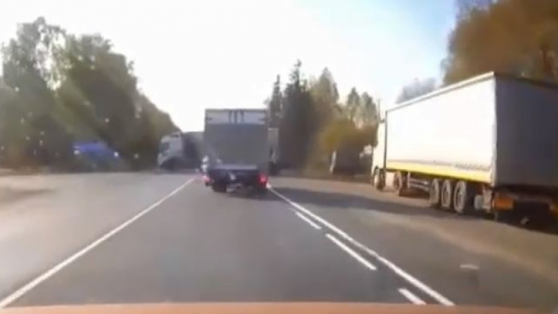 Зрелищни ВИДЕА: Шофьор на камион показа виртуозност, избегна сблъсък 