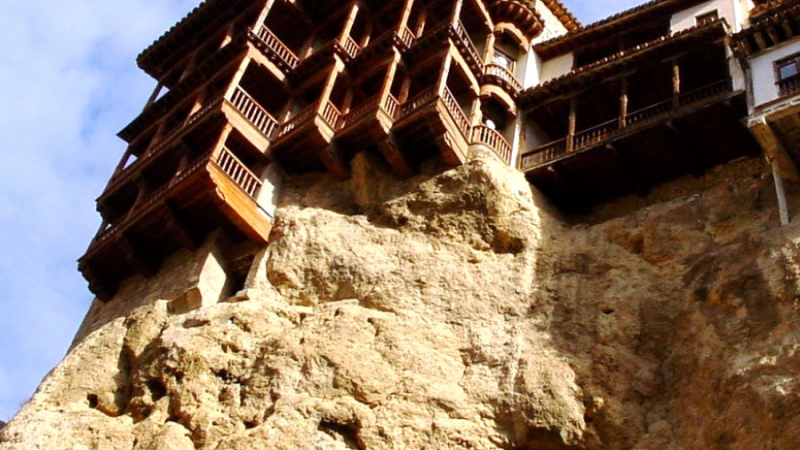 Висящите къщи в Куенка: Балкони над пропастта в хармония между природа и архитектура