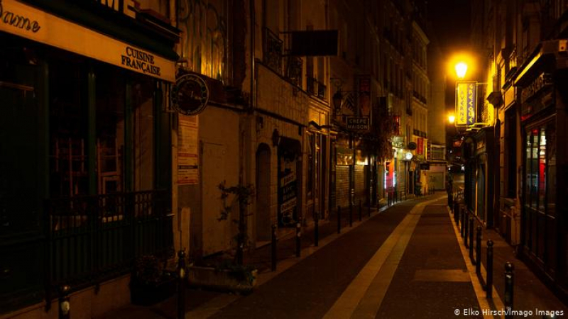 Париж се превърна в призрачен град в първите минути на вечерния час СНИМКИ