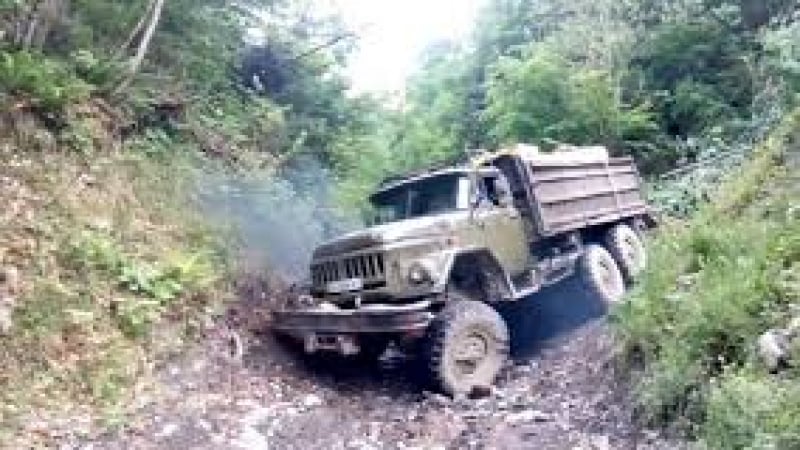 Зрелище: Екстремни камиони за дърва в гората ВИДЕО