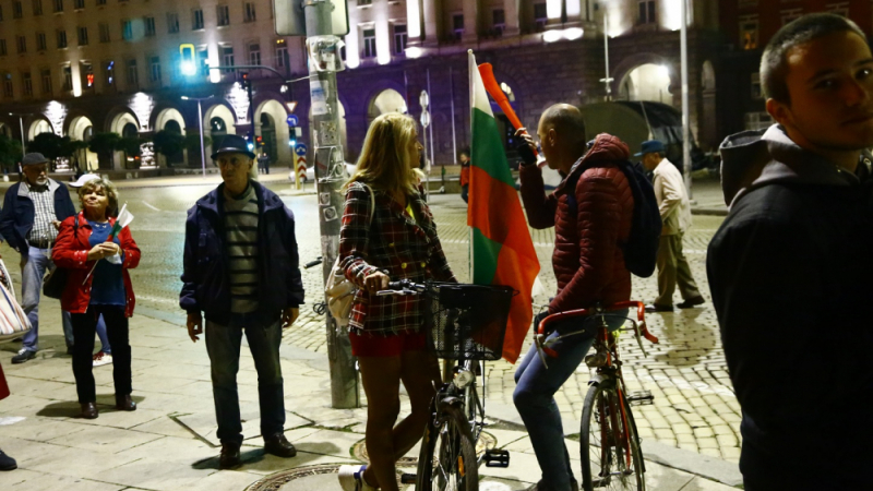 Шепа протестиращи издигнаха нова блокада в София 