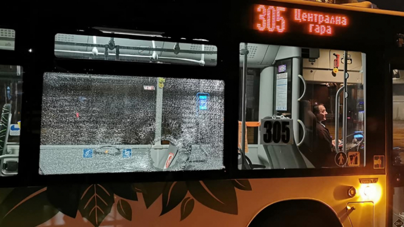 Екшън! Атакуваха автобус от градския транспорт в София СНИМКИ  