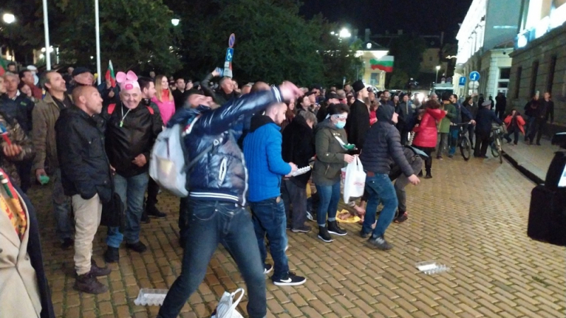 Протестиращите в София направиха голямо мазало, намериха си нова жертва СНИМКИ