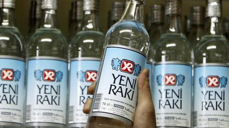 Войната на Ердоган срещу алкохола, президентът държи на айряна