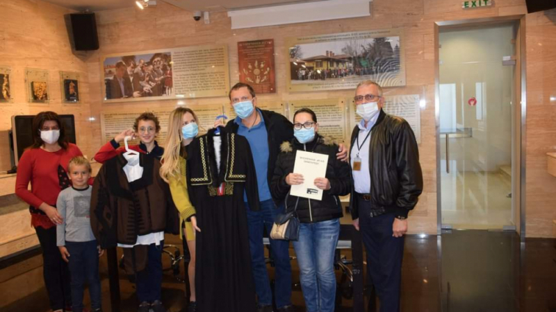 Фондация "Цоцорков род" дари панагюрски облекла на историческия музей