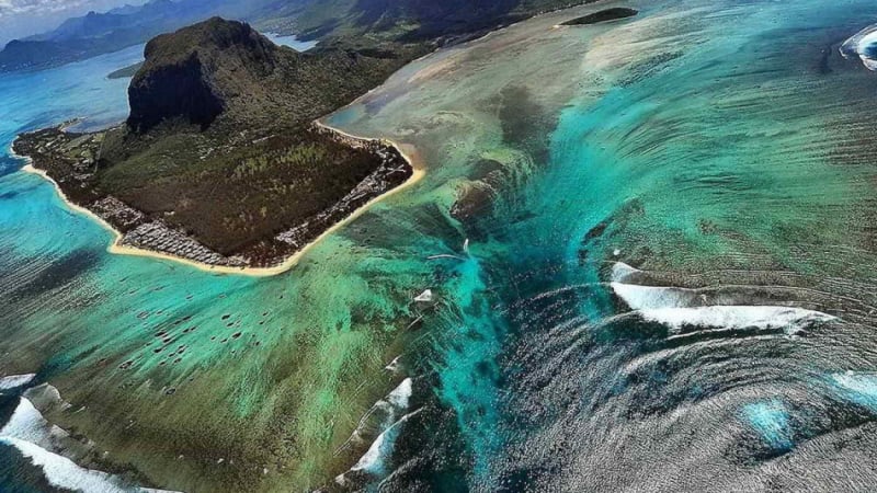 Илюзията на подводния водопад в Мавриций
