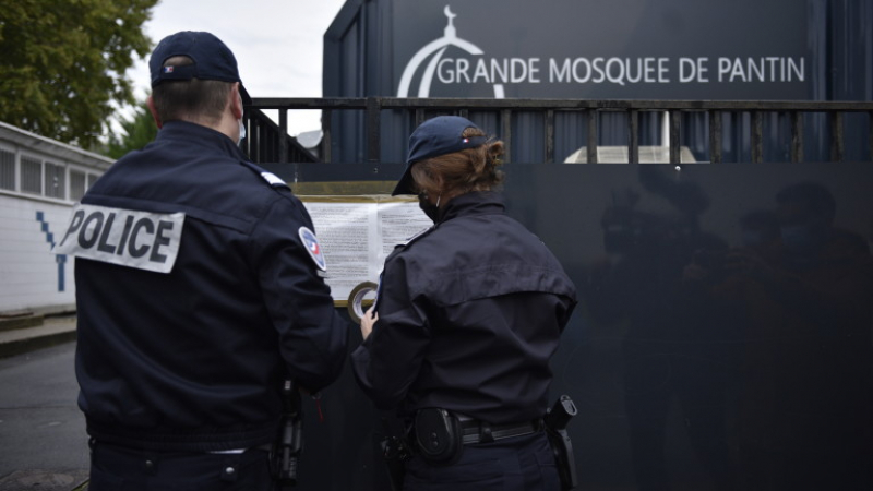  Париж с извънредни действия след обезглавяването на учителя от ислямист