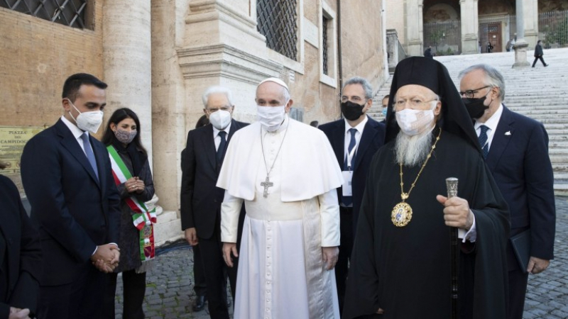 Дори папата чу лекарите за К-19 и за първи път сложи маска СНИМКИ