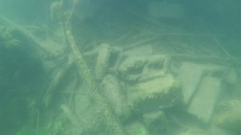 Сензационна находка на дъното на езеро откри подводен археолог СНИМКА