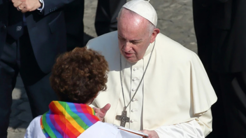 И папата клекна пред гейовете