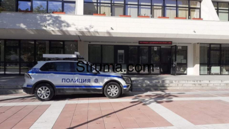 Меле пред община Благоевград: Уволнен служител се сби с шефа на охраната