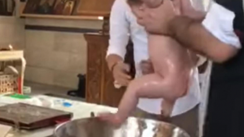 Шокиращи кадри от кръщене: Свещеник малтретира бебе, а родителите му... ВИДЕО