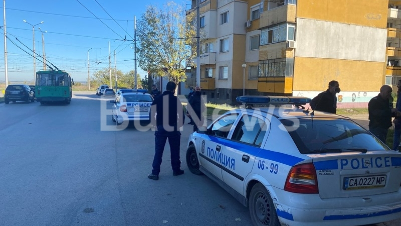 Ужас във Враца:  Жена насочи зареден пистолет срещу бременна в тролей, 4 патрулки го обградиха СНИМКИ