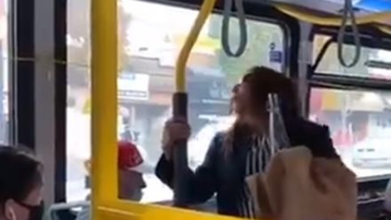 COVID-19 атака: Жена без маска наплю мъж в рейса, отговорът беше брутален ВИДЕО