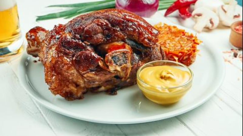 Рецепта за шампиони: Свински джолан с бира, мед и горчица