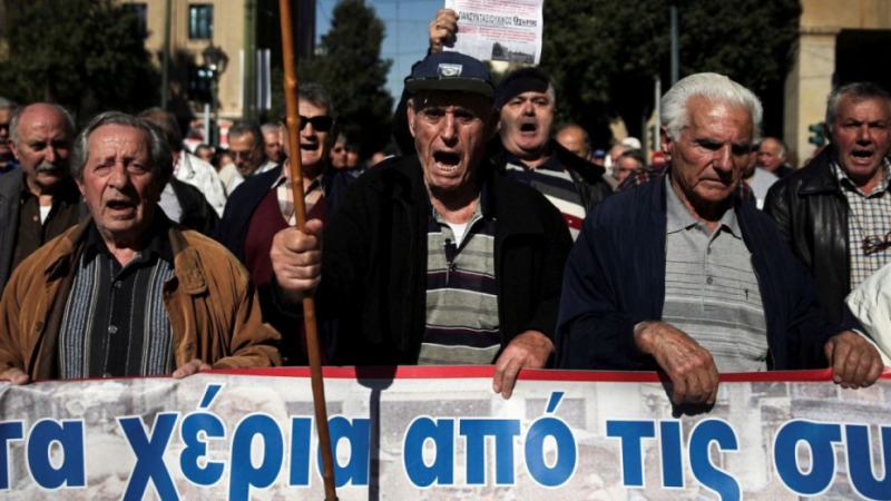 Гърция започна да връща пари на пенсионерите, сред тях има и българи