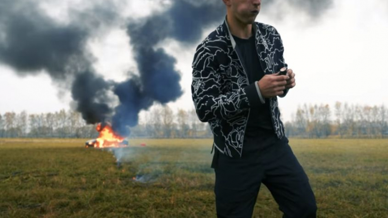 Руснак изгори Mercedes GT 63 S за 150 000 евро, ядосан от постоянните му повреди ВИДЕО 