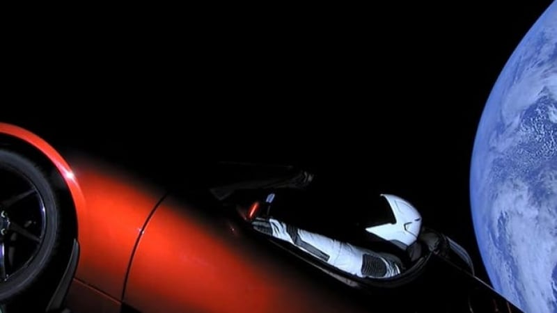 Ето какво се случва в космоса с роудстъра Tesla на Илон Мъск