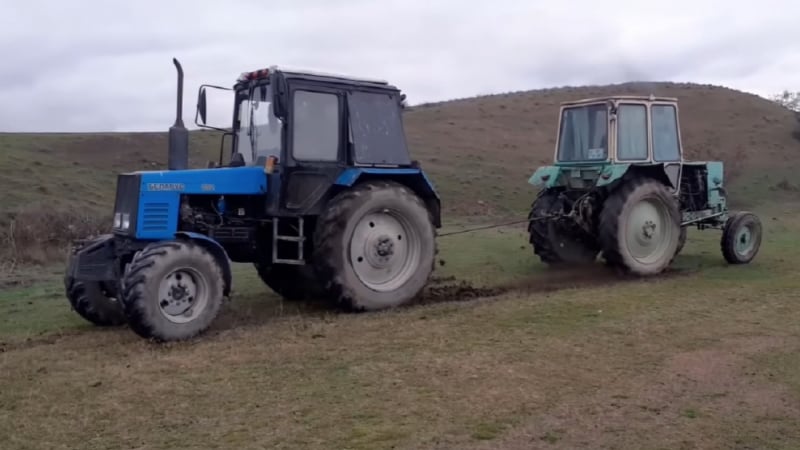 Съветски трактори в яростна битка: Беларус против ЮМЗ ВИДЕО 