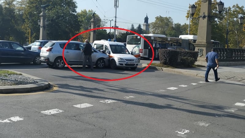 Първо в БЛИЦ! Брутална катастрофа с линейка на "Орлов мост" в София