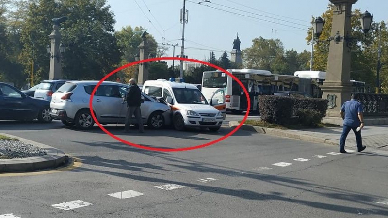 Кървави новини след страшното меле с линейка на "Орлов мост" в София СНИМКИ