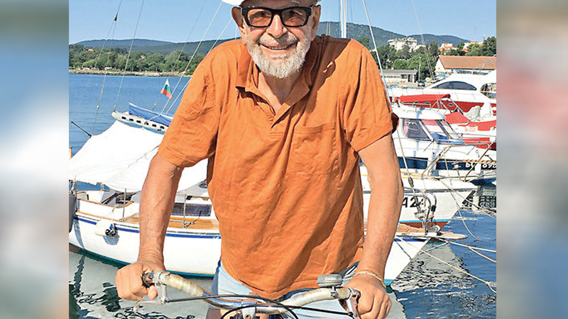 Мореплавателят Дончо Папазов: „Ревящите четиридесет” нямат нищо общо с любимото ми кафене  „Шапките” на площад „Славейков” 