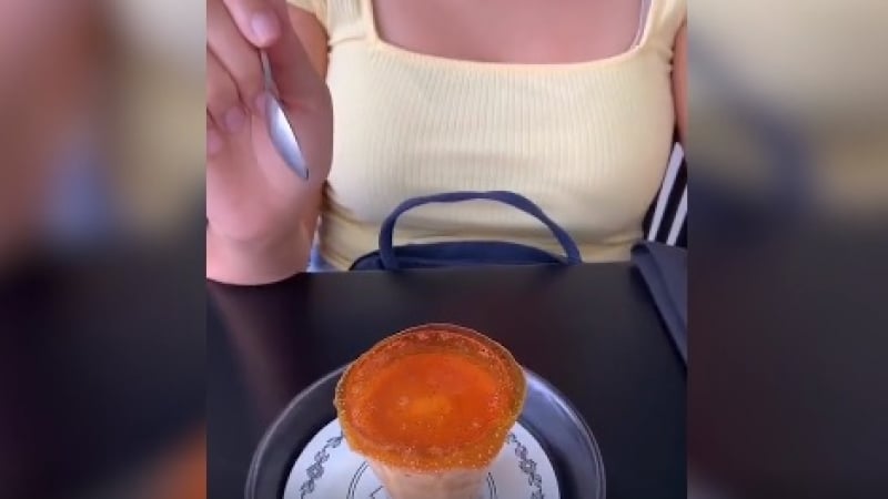 Девойка поиска да опита необичаен десерт, но се получи епичен конфуз ВИДЕО