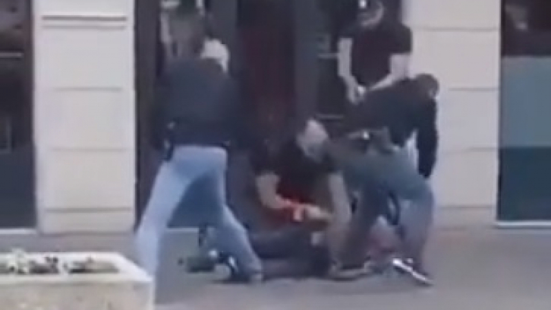 Мъж нападна с нож и викове "Аллах Акбар!" полицаи, застреляха го от упор!  ВИДЕО 18+