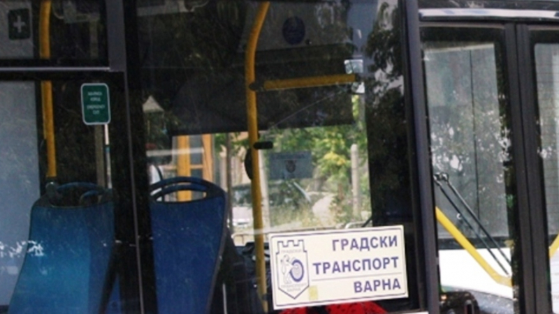 Ужас във Варна: Автобус влачи възрастна жена по улицата  