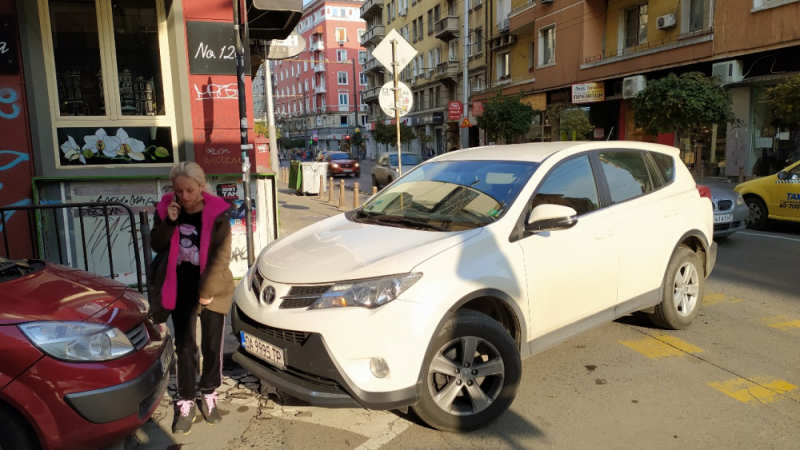 Поредният шейх паркира в София, блокира път, алея и тротоар СНИМКИ