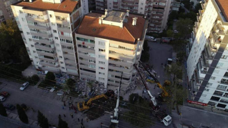 Ужасът в Измир: Три крана държат 11-етажната сграда, за да не падне върху затиснатите в мазето хора СНИМКИ