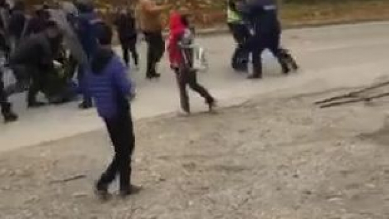 Бесен екшън между подивели цигани и полиция в Перник, женски писъци огласиха града ВИДЕО