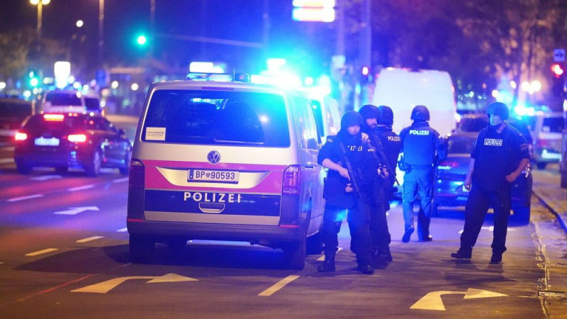 Кървав терор във Виена: Терористите са взели и заложници, поне 7 души са убити ВИДЕО