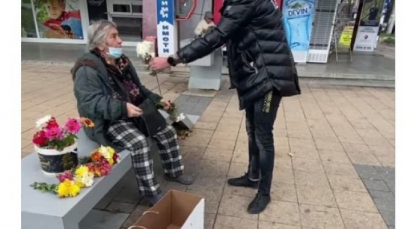 Добрина или фукня: Младеж в Плевен купи най-скъпото цвете и го подари на продавачката