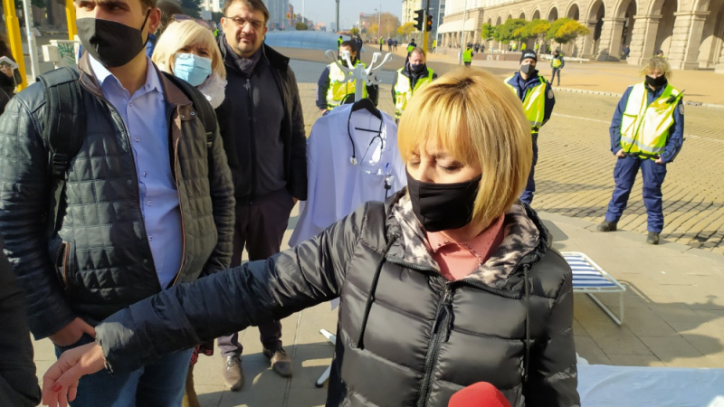 Адв. Хаджигенов потъпка К-19 забрана на протест на Мая и "Отровното трио" пред МС СНИМКИ