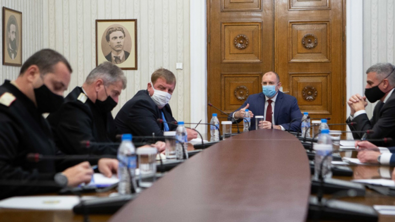 Президентът обсъди с Каракачанов мерките за опазване здравето на военнослужещите СНИМКИ