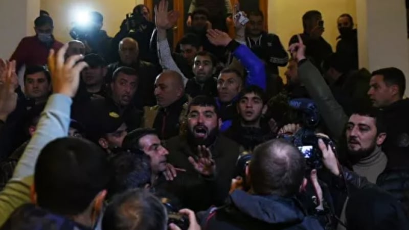 Опит за преврат и погроми в Ереван след споразумението за мир в Нагорни Карабах ВИДЕО  