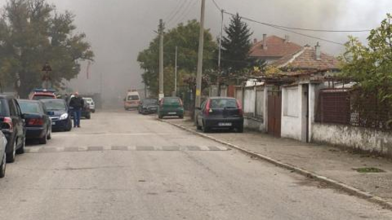 Гъст дим обгърна Катуница, полиция заварди фабрика заради... СНИМКИ