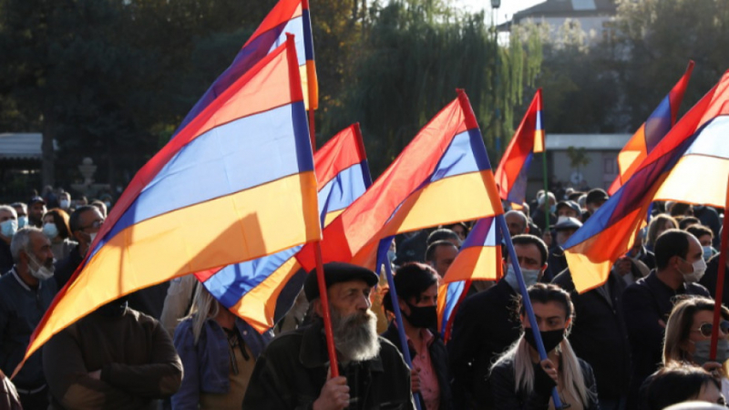 Макрон обсъди ситуацията в Нагорни Карабах с премиера на Армения