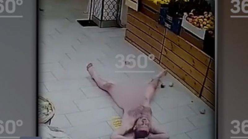 Скандално 18+ ВИДЕО: Чисто гол мъж нахлу в супермаркет, грабна плодове и ... 