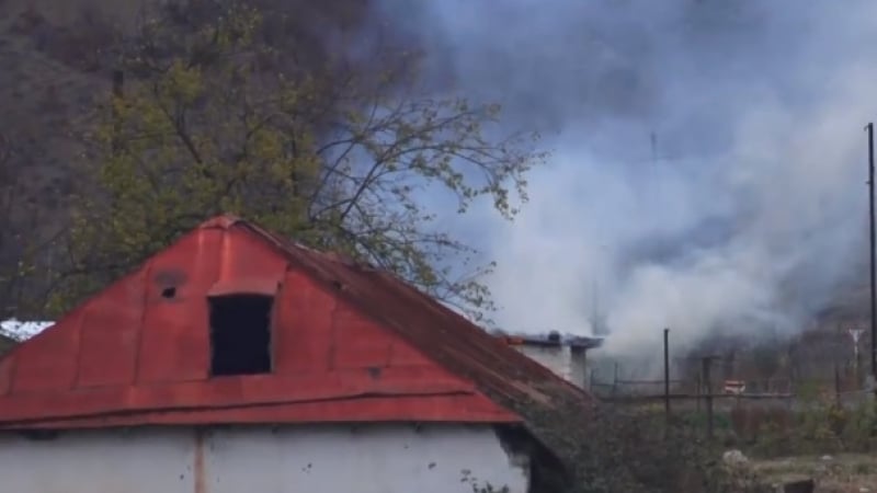 Покъртително ВИДЕО! Жители на Нагорни Карабах палят къщите си