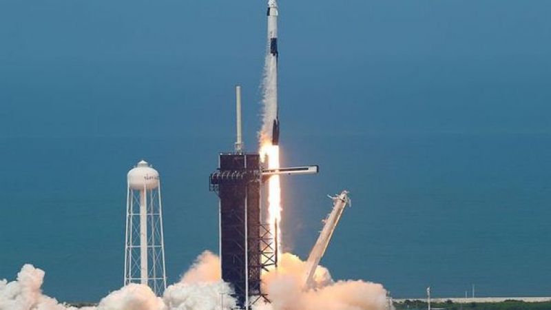 Първият космически кораб на SpaceX се отправи към МКС ВИДЕО